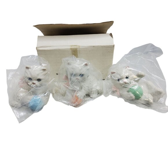 Vintage Homco #1410 White Fluffy Persian Kittens playing with balls of yarn set - Picture 4 of 4